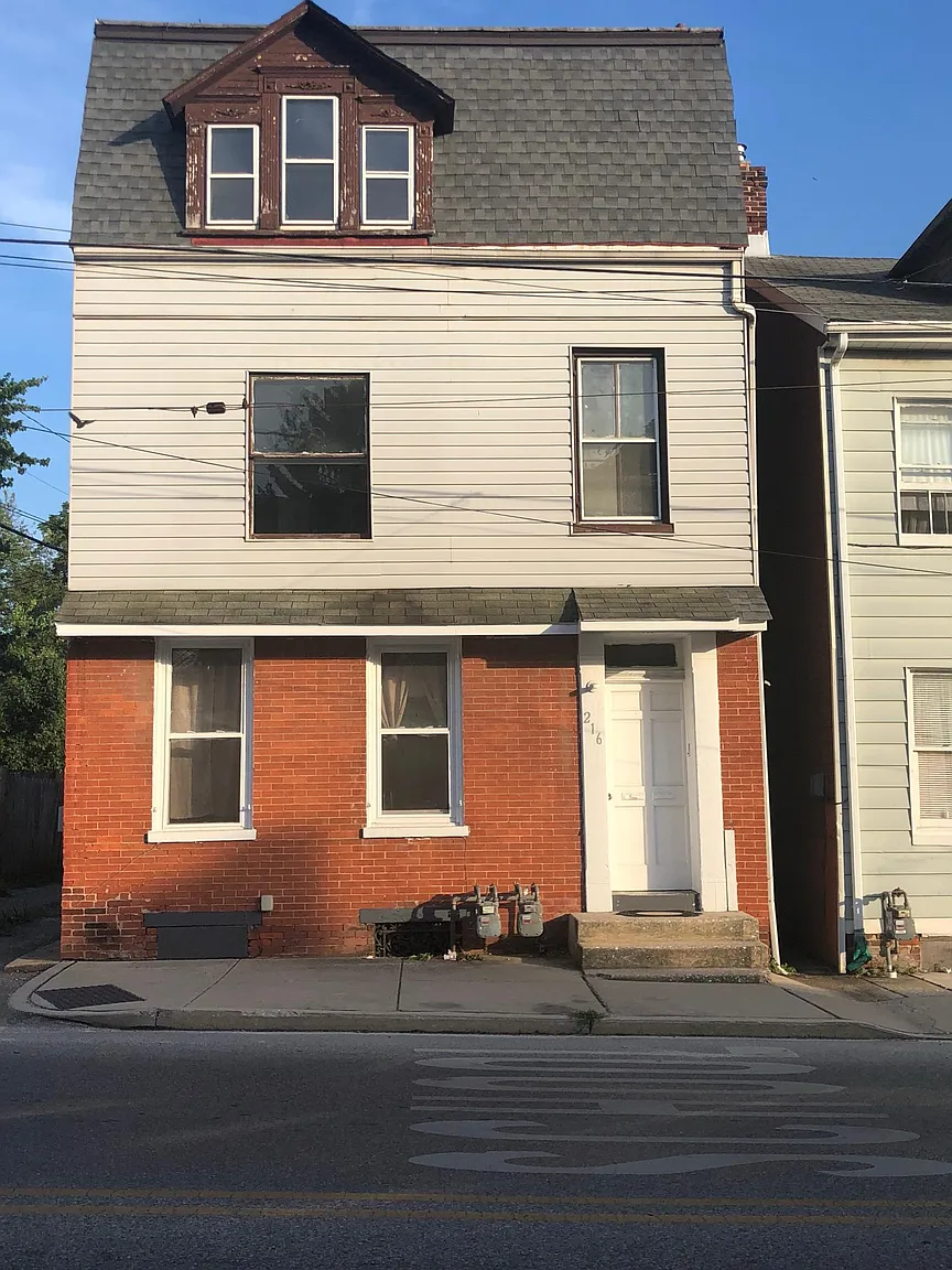 216 W College Ave photo 1