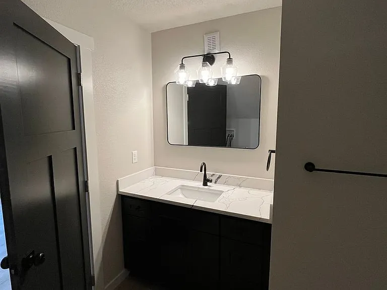 831 S Oak St — Photo 10