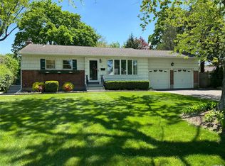 16 Richmond Pl, Commack, NY 11725