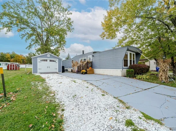134 E Canyon Dr, Hamburg, NY 14075