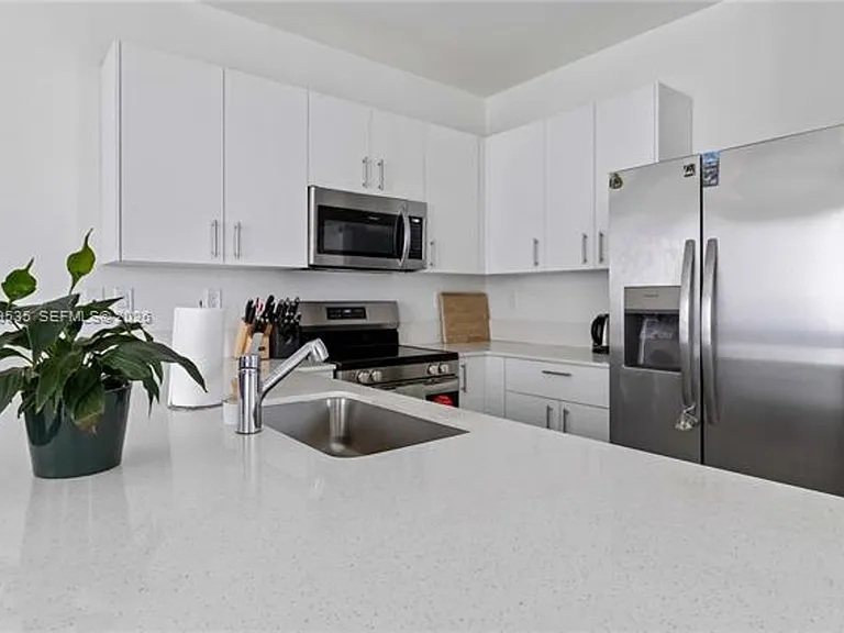 760 SE 13th Ct #Townhouse 760 — Photo 1