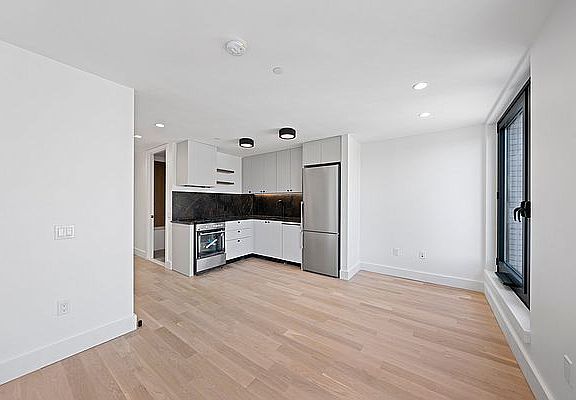 4th image of 250 Gold St #1125