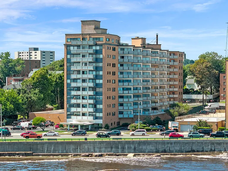 300 Lynn Shore Dr #911 — Photo 1