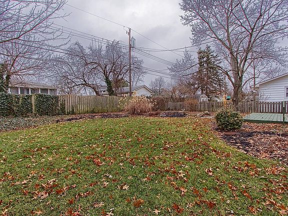 3rd image of 1119 Carrousel Dr E