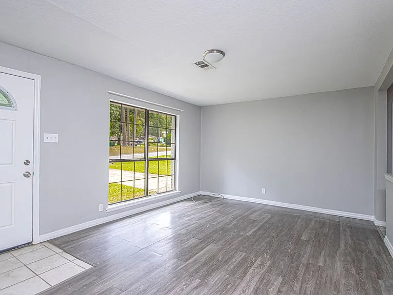 4900 Trinity Dr — Photo 4