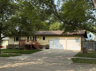 919 9th St NW, Minot, ND 58703