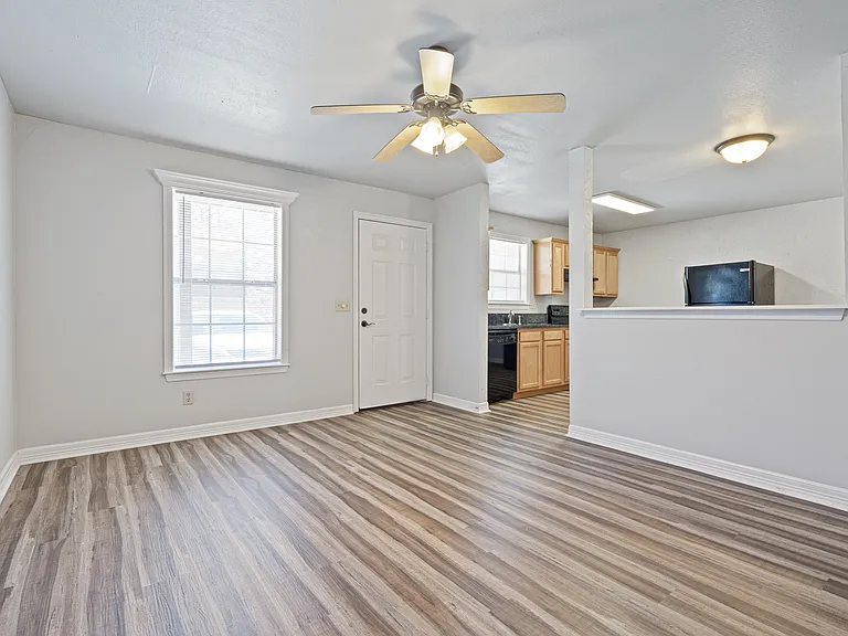884 W Holly St — Photo 11