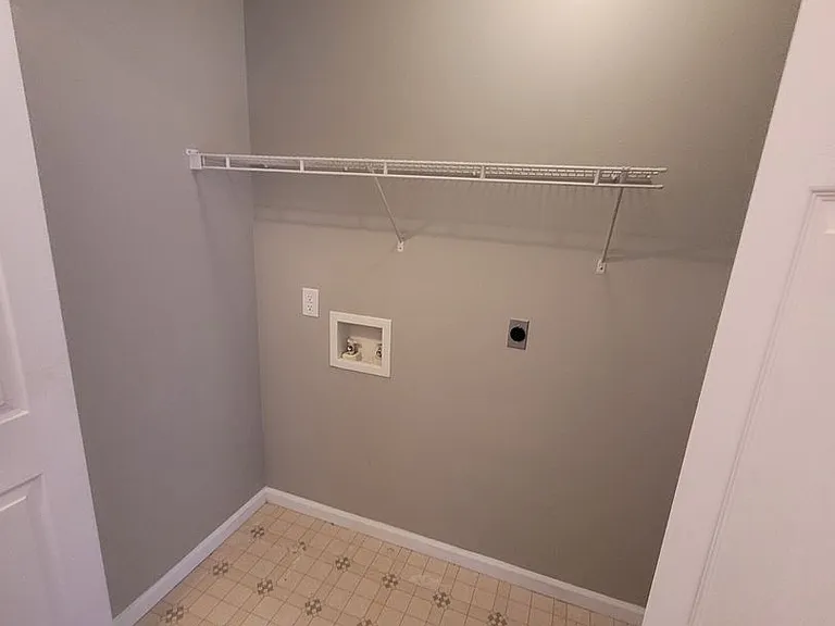 402 Shade Tree Ln — Photo 7