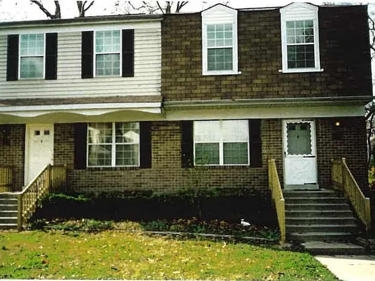 Calvertowne Townhouses — Photo 9