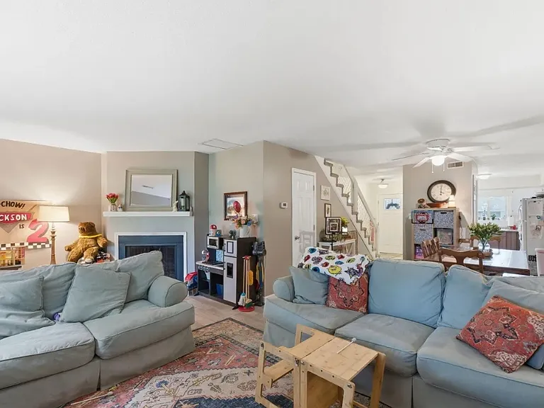 144 Quarterdeck — Photo 14