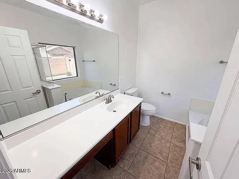 934 E Overlin Dr — Photo 12