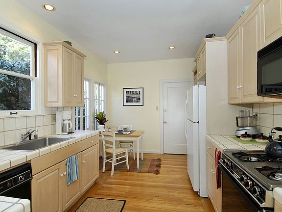 Updated Eat-in Kitchen