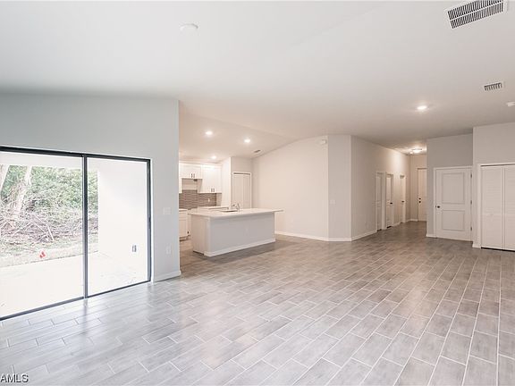 3rd image of 1117 Columbus Blvd S