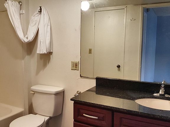 4th image of 330 E Cypress St #200
