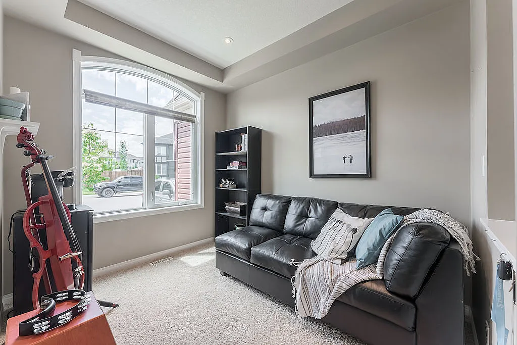 Short Term Lease Only Fantastic 3 Bedroom + Den Family Home In Sw Airdrie! (Cp018) — Photo 4