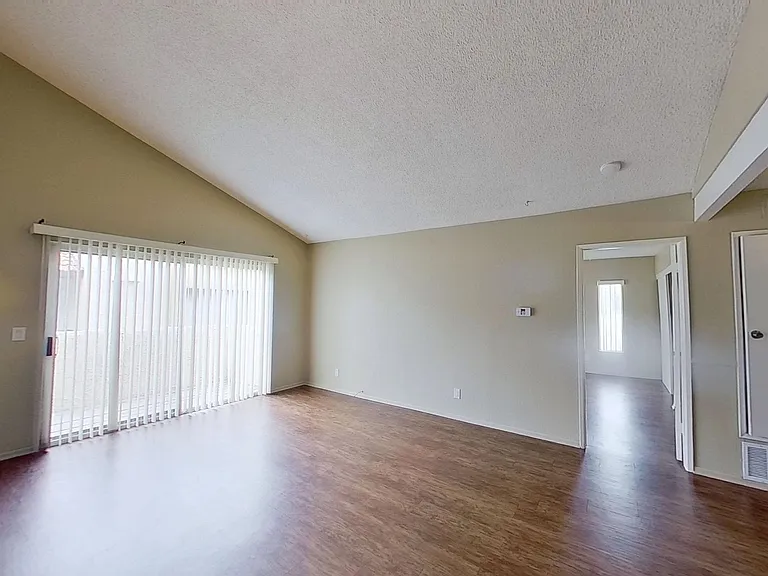 401 Beach Blvd - El Pueblo Apartments — Photo 17