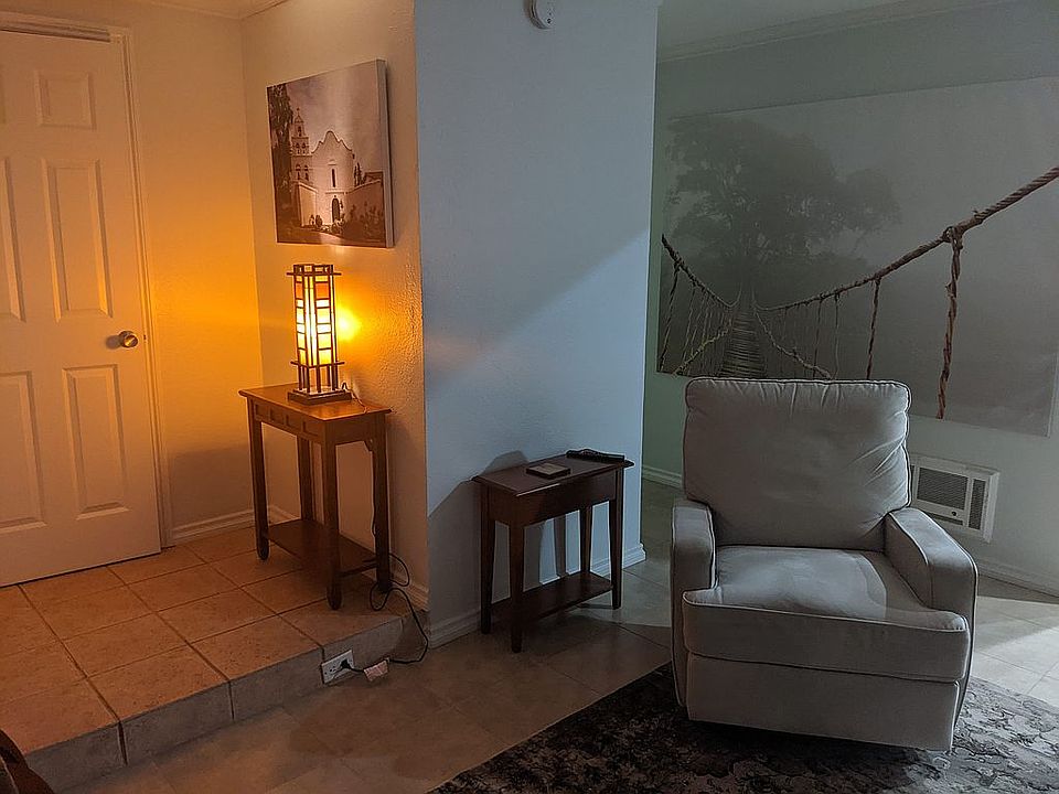 Entry area/closet/pantry