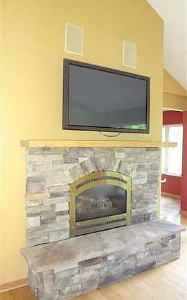 4th image of 2050 W Grove St