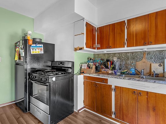 5th image of 402 Liberty St