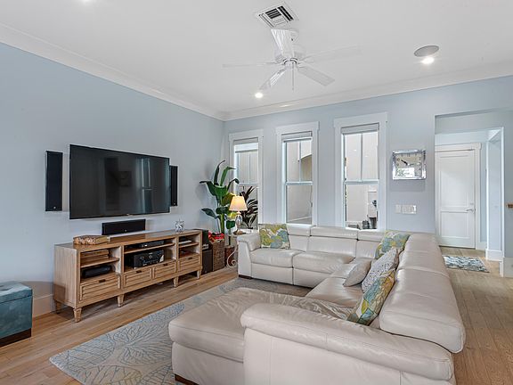 4th image of 210 Venetian Drive