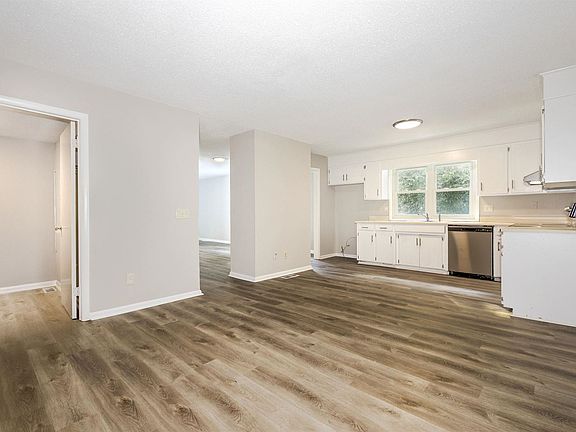 3rd image of 1207 Charter Oak Dr