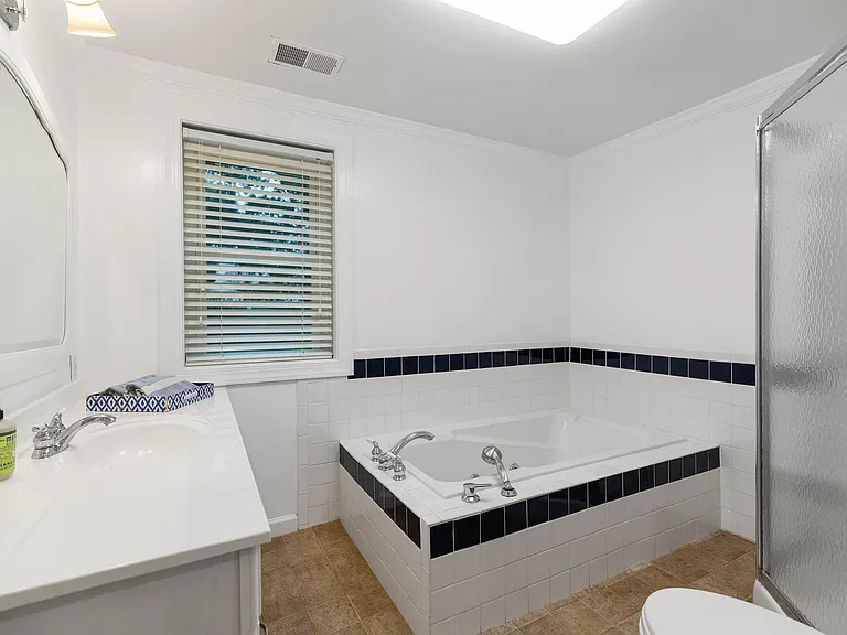 1421 Hindman Ave — Photo 21