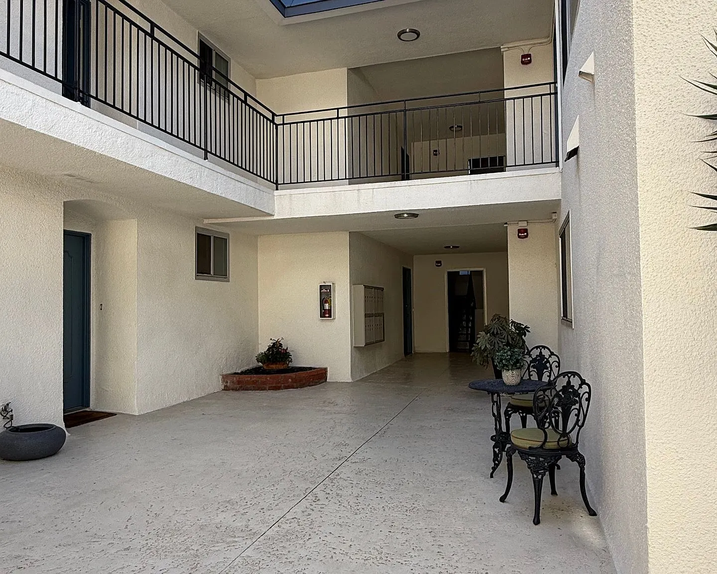 Versailles Apts. — Photo 4