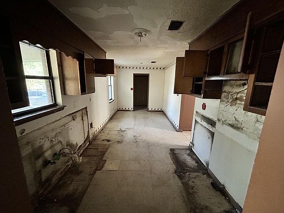 5th image of 2022 Beachview Dr