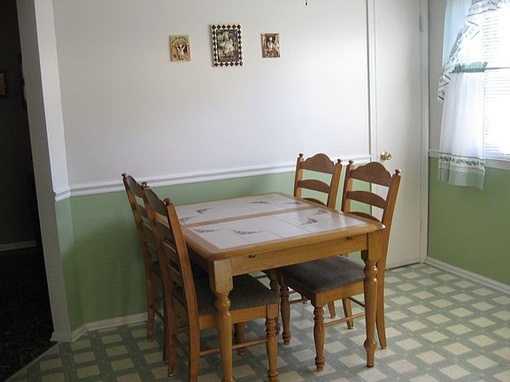 eating area in kitchen