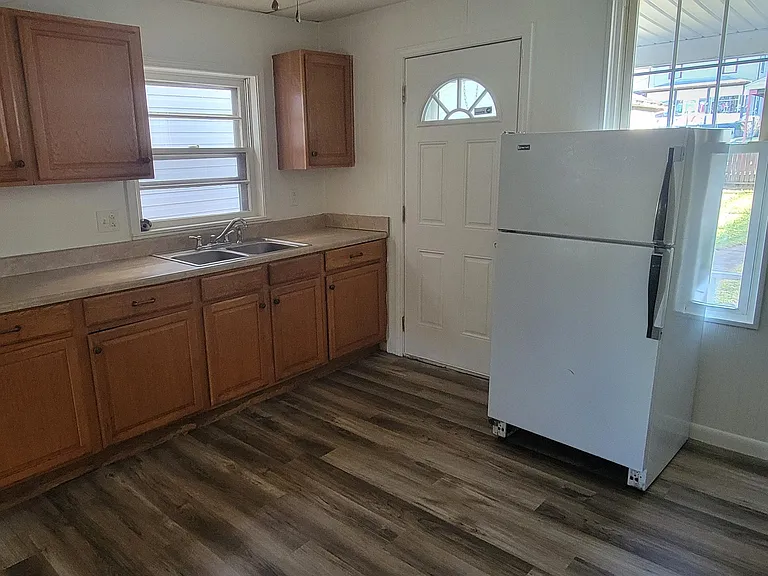 652 Coleman Ave — Photo 3