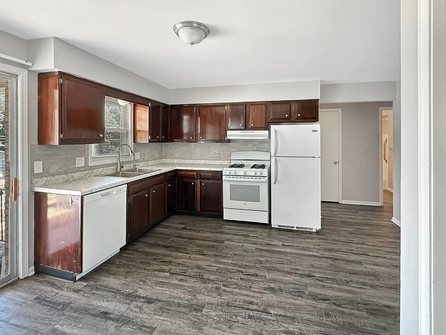 2 bed, 1.0 bath, 850 sqft, $1,295 — Photo 2