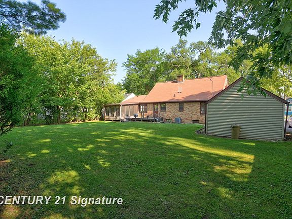 33rd image of 1525 Beech St