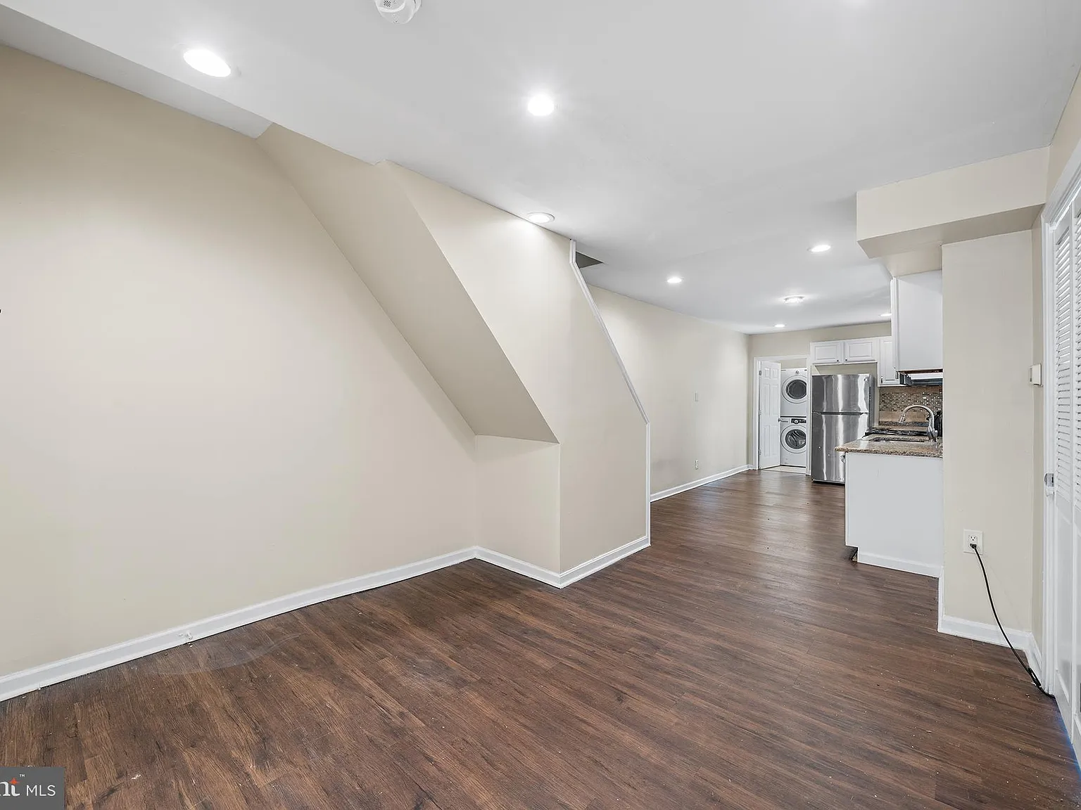 3 bed, 2.5 bath, 1600 sqft, $2,000 — Photo 2