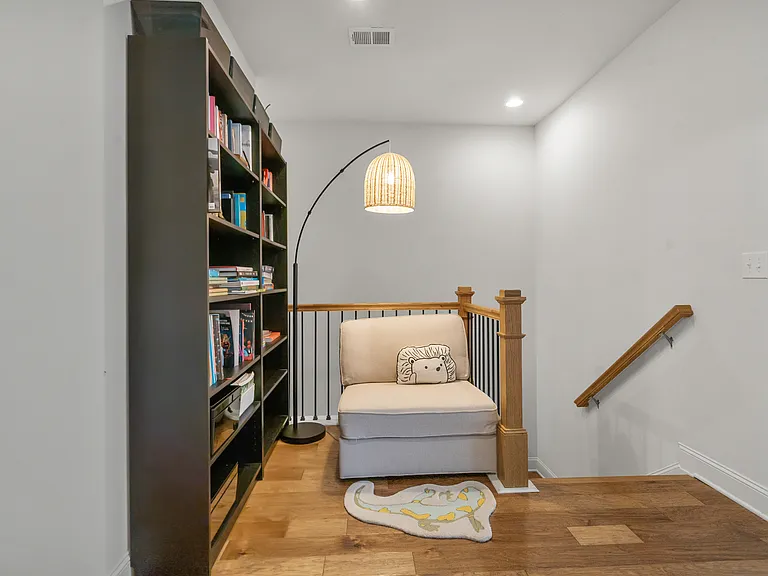 613 Harrington Hls — Photo 18