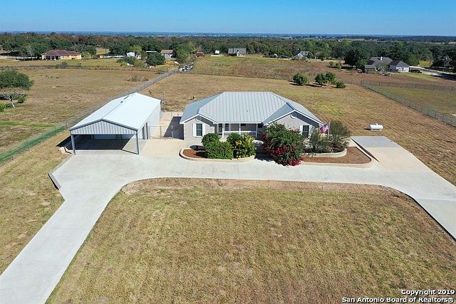 1st image of 421 Quail Hollow Dr