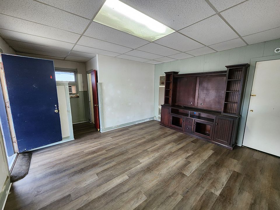 2nd image of 905 Lowry St #1