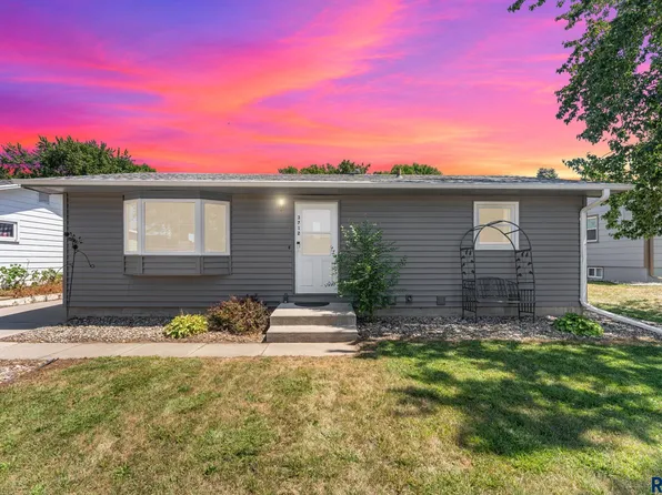 3712 S Hawthorne Ave, Sioux Falls, SD 57105