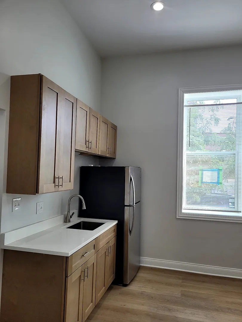 3 bed, 1060 sqft, $1,800 — Photo 2