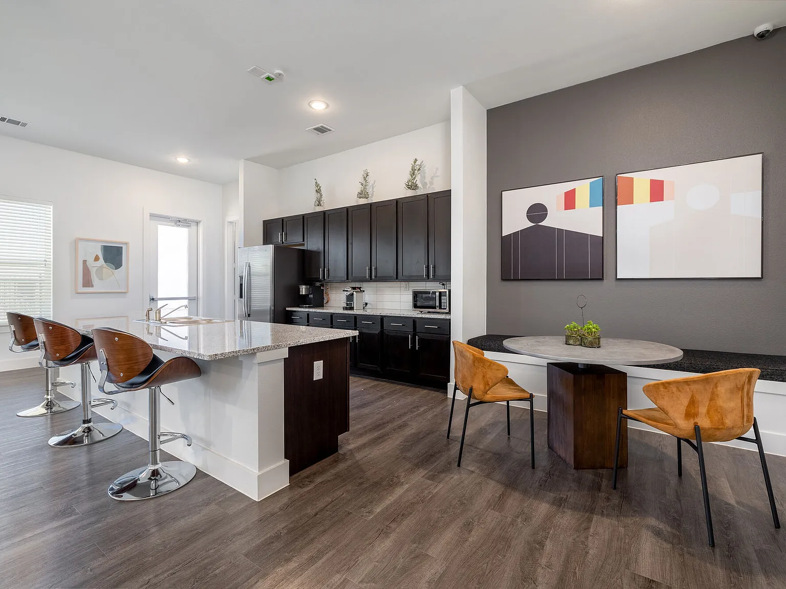 Moonlight Apartments — Photo 2