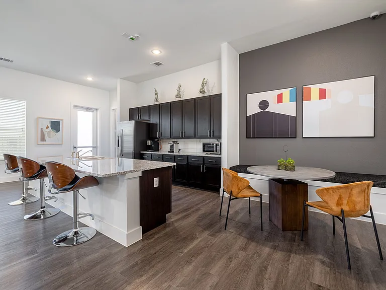 Moonlight Apartments — Photo 2