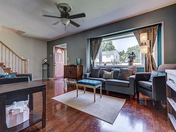 2nd image of 105 Lake Shore Dr