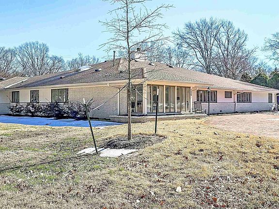 3rd image of 126 Wood Grove Rd