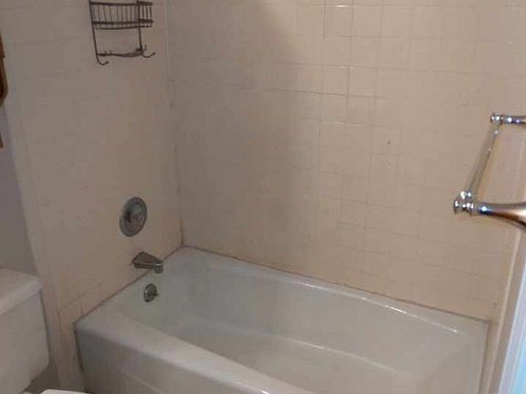 4th image of 218 N Park St APT 3