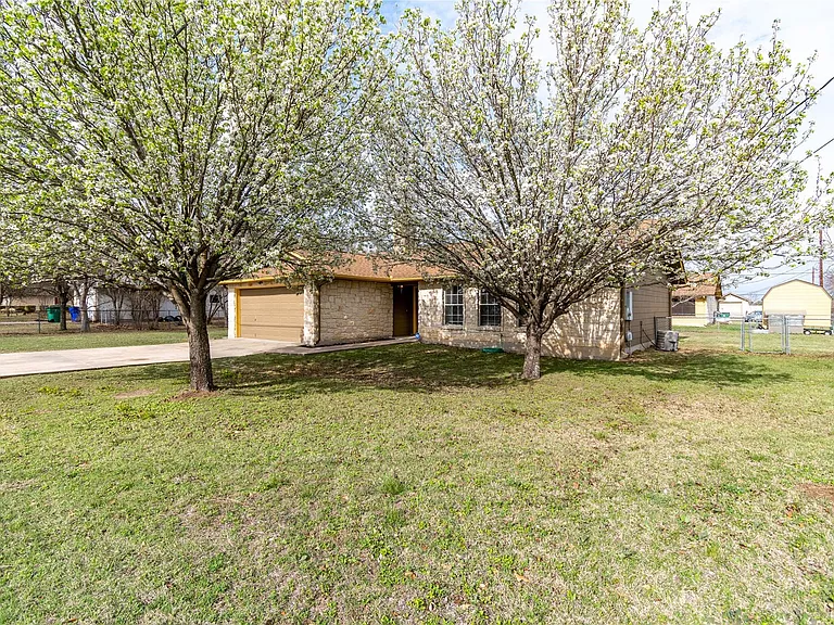 2604 Peach Tree Ln — Photo 15