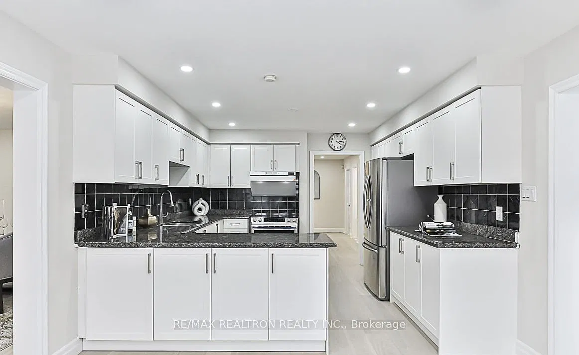 226 Highglen Ave — Photo 2