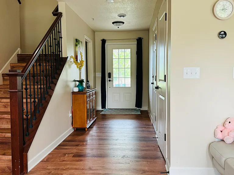 Hallway/ Front Entrance