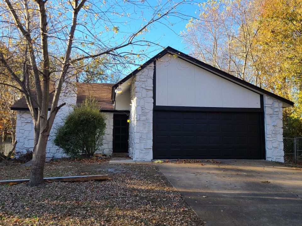 Fresh paint, inside and out. Large lot with tons of trees and nature nearby.