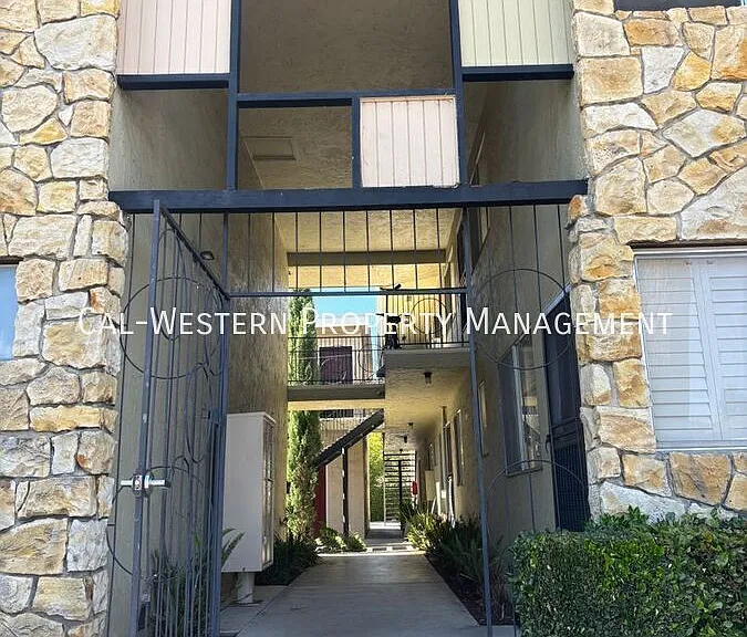 4589 Hamilton Ave #9 — Photo 1