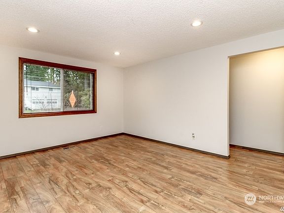 4th image of 4916 Forest Glen Drive SE