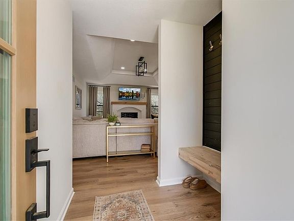 5th image of 716 NE Lyon Dr